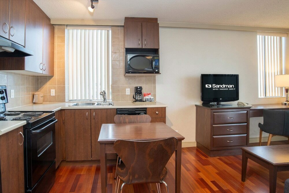 Фото Sandman Suites Vancouver-Davie Street