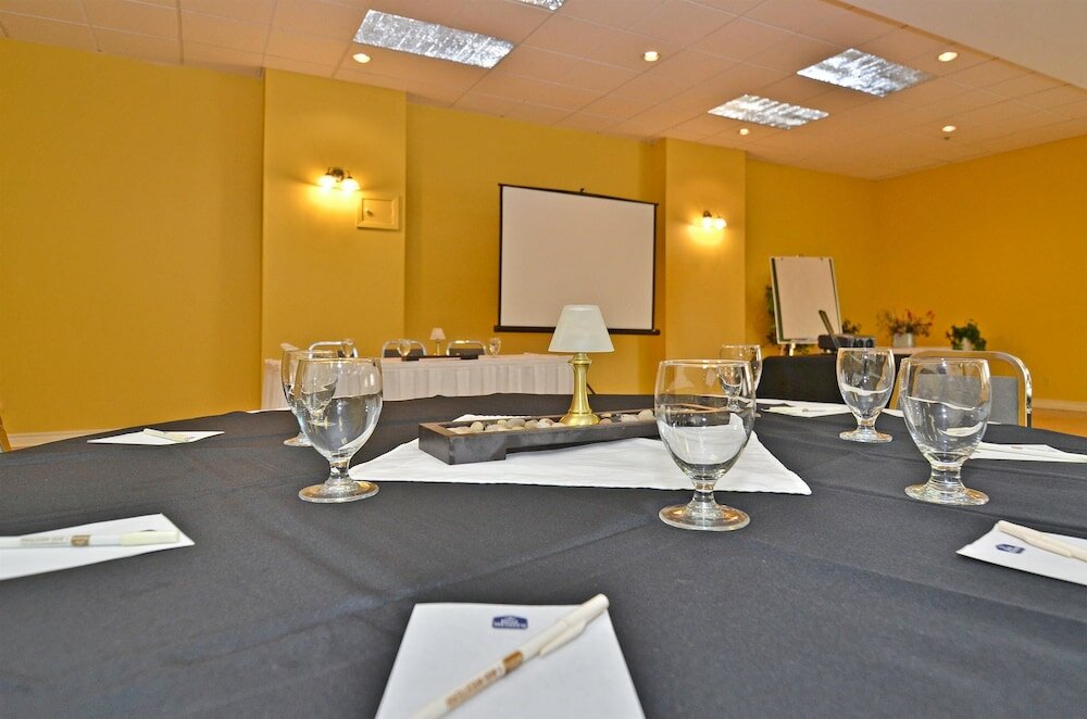 Фото Days Inn & Conference Centre by Wyndham Renfrew