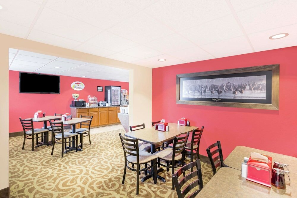 Фото Super 8 by Wyndham Kearney