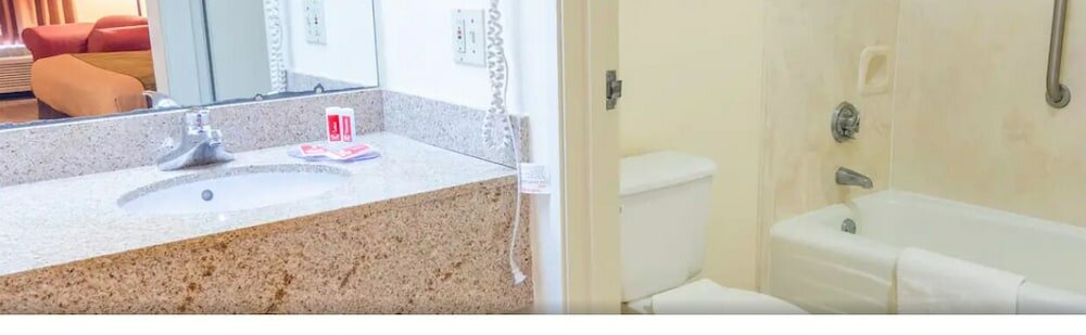 Фото Econo Lodge Inn & Suites