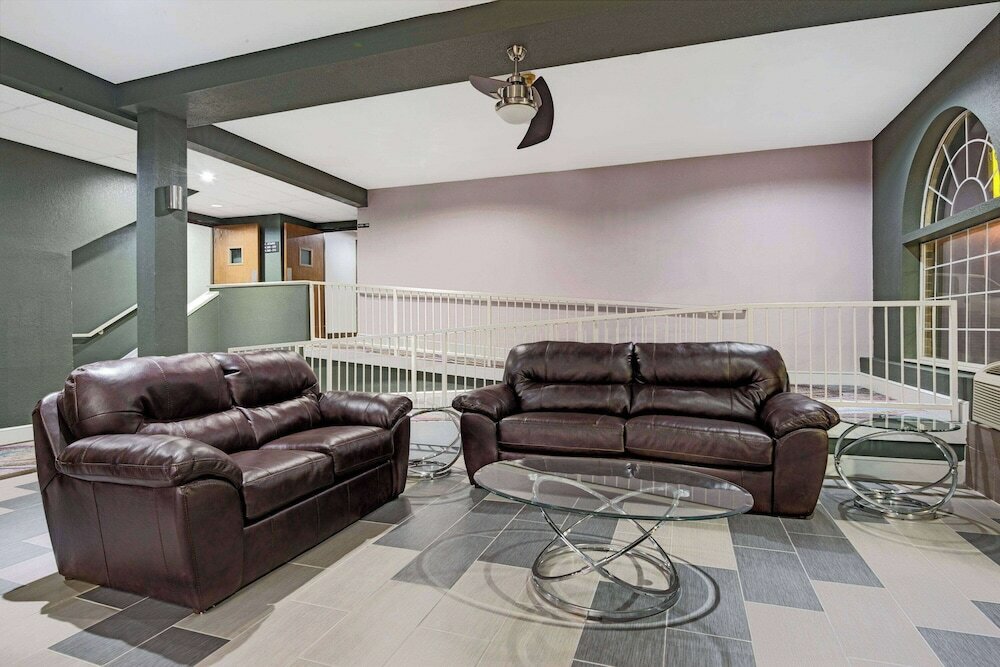 Фото Super 8 by Wyndham Kansas City