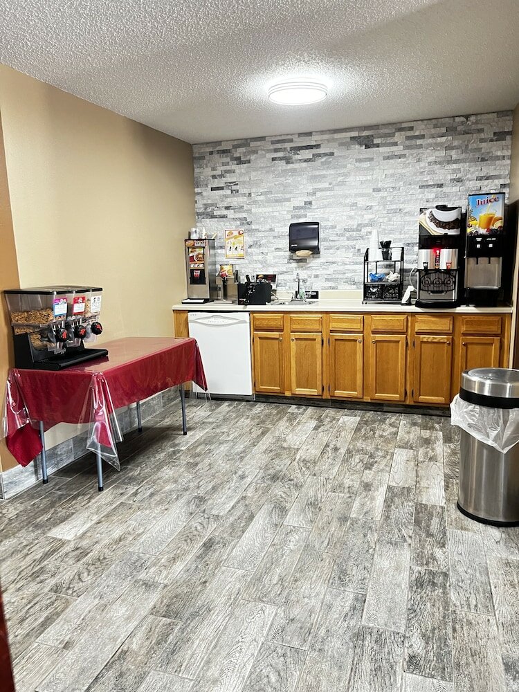 Фото Designer Inn & Suites