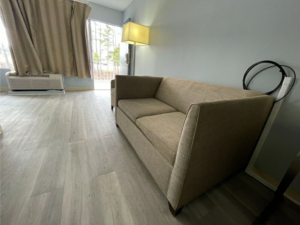 Фото Lamplighter Inn by Oyo Charlotte Airport Area