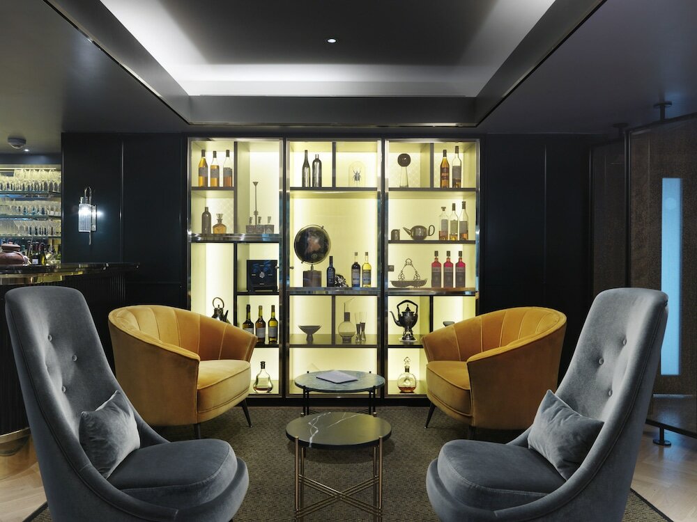 Фото The Athenaeum Hotel & Residences