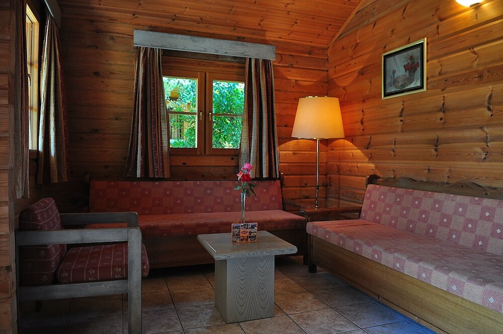 Фото Sandy's Studios Apartments & Log Villas