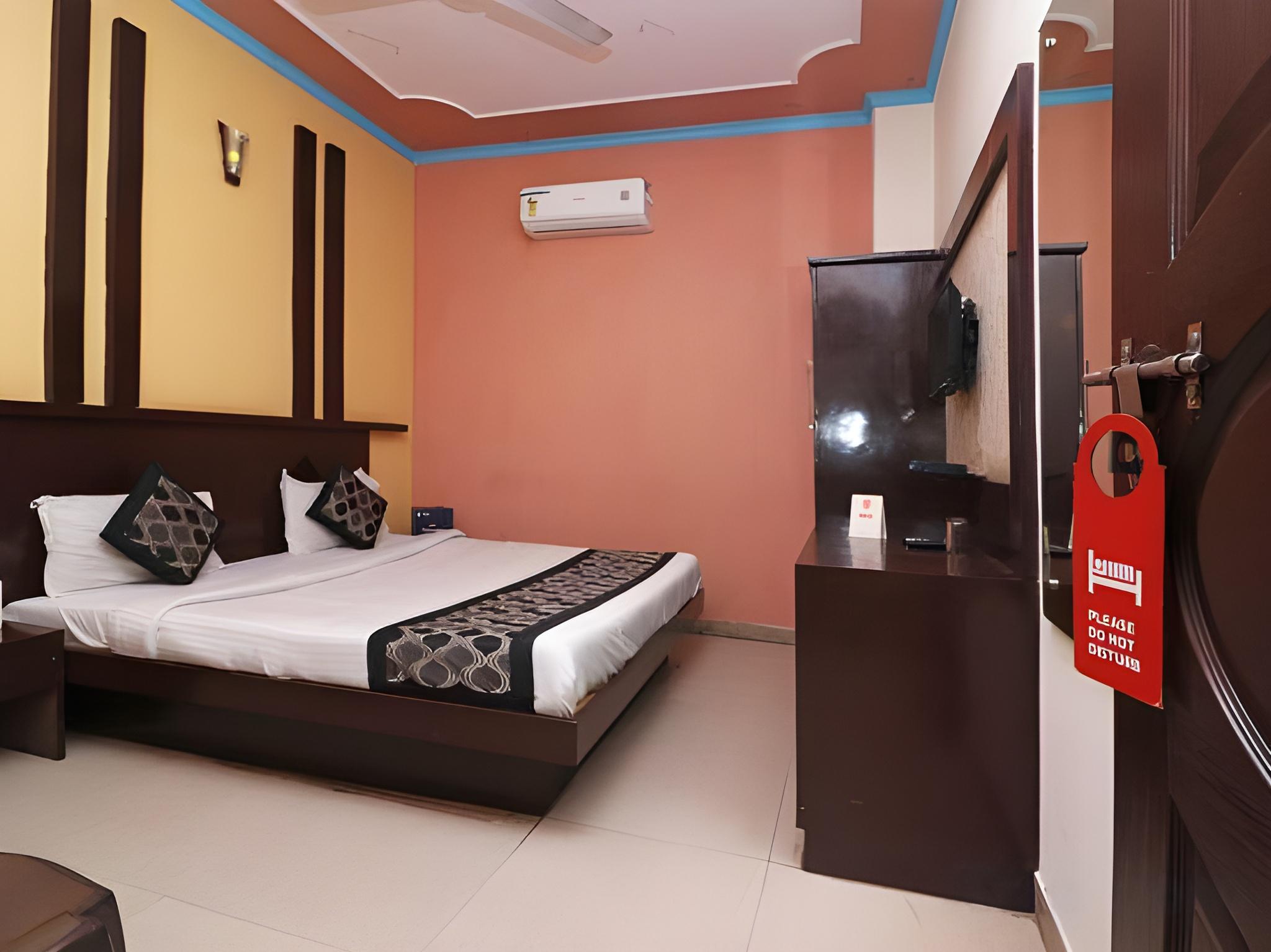 Фото Oyo 9726 Hotel Aura Palace Deluxe