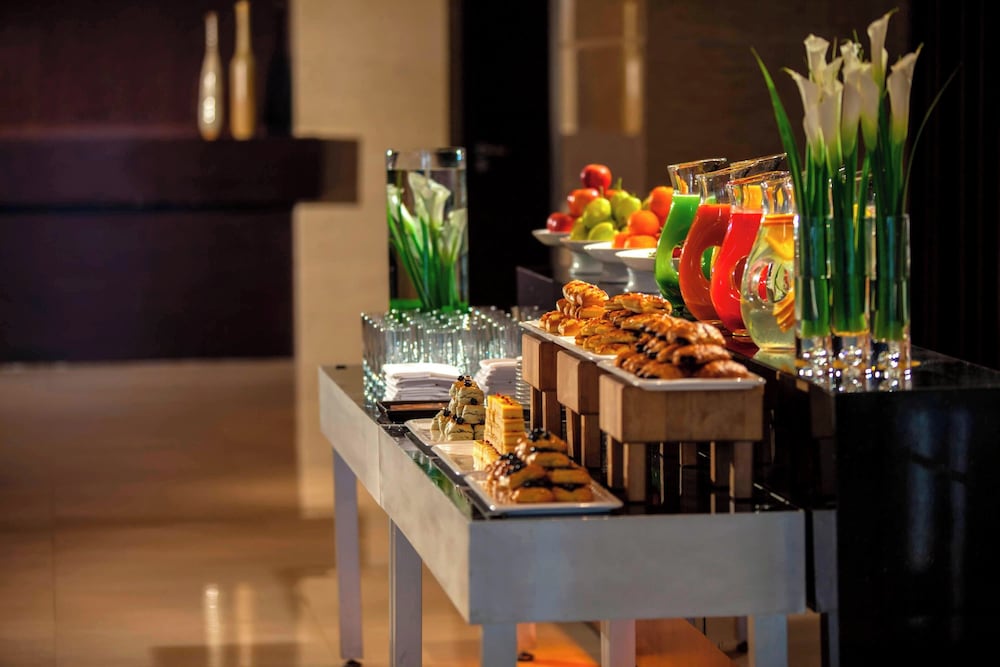 Фото Renaissance Shanghai Zhongshan Park Hotel