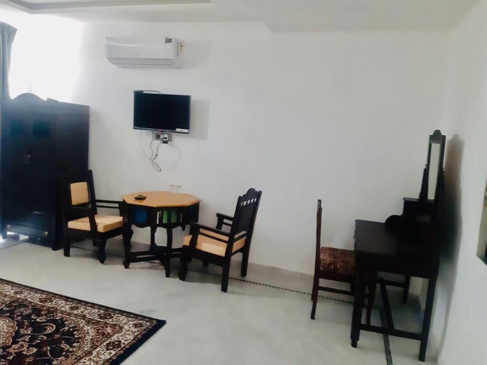 Фото Hotal Devraj Niwas on Lake Pichola Udaipur