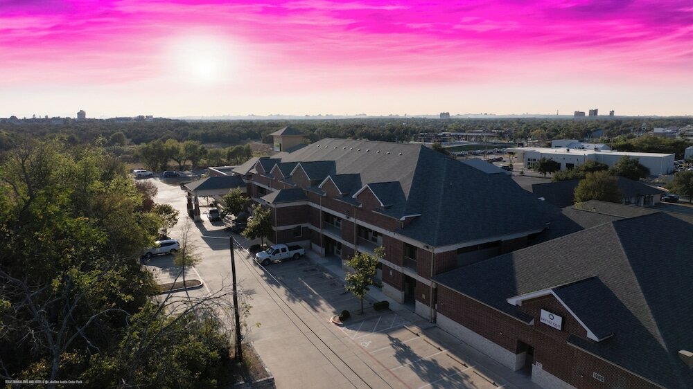 Фото The Bungalows Hotel & Event Center