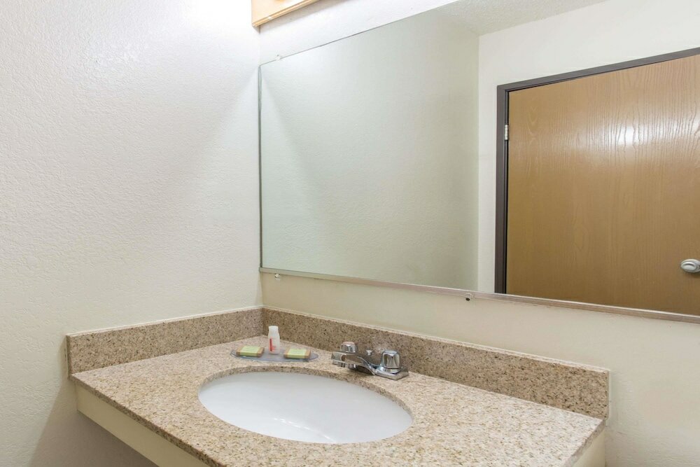 Фото Super 8 by Wyndham Richmond/Broad Street