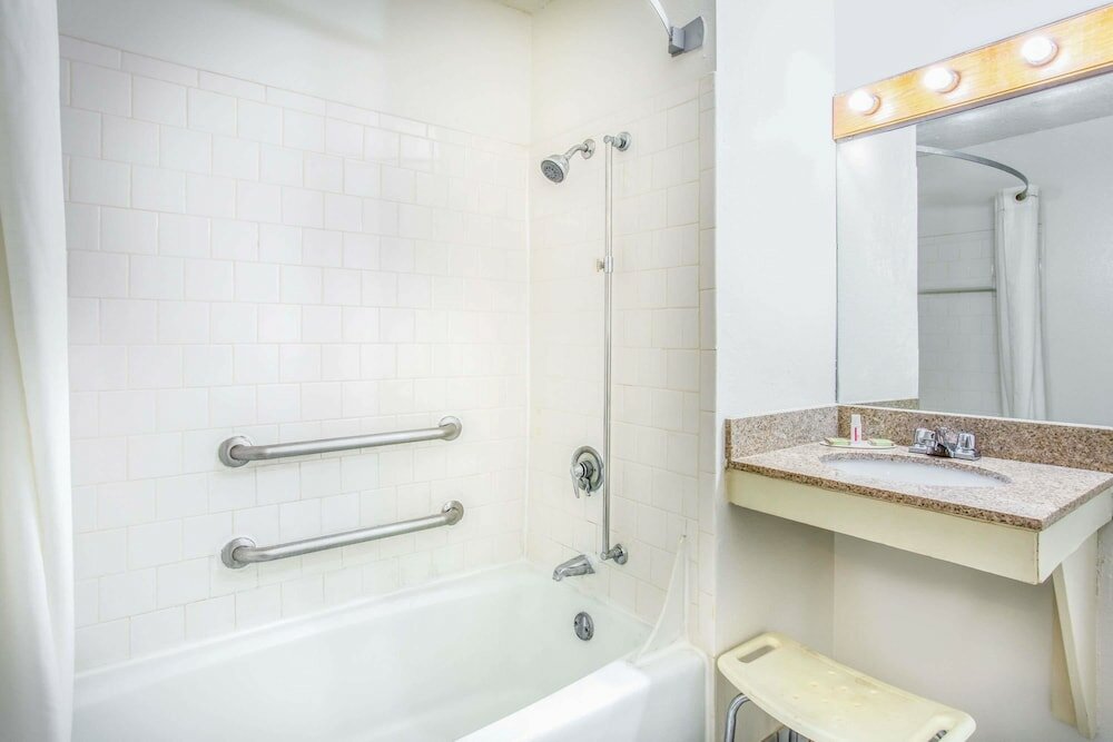 Фото Super 8 by Wyndham Richmond/Broad Street