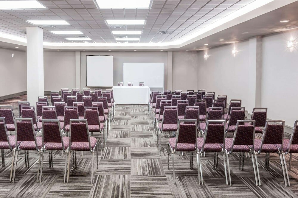 Фото Ramada by Wyndham Edmonton South