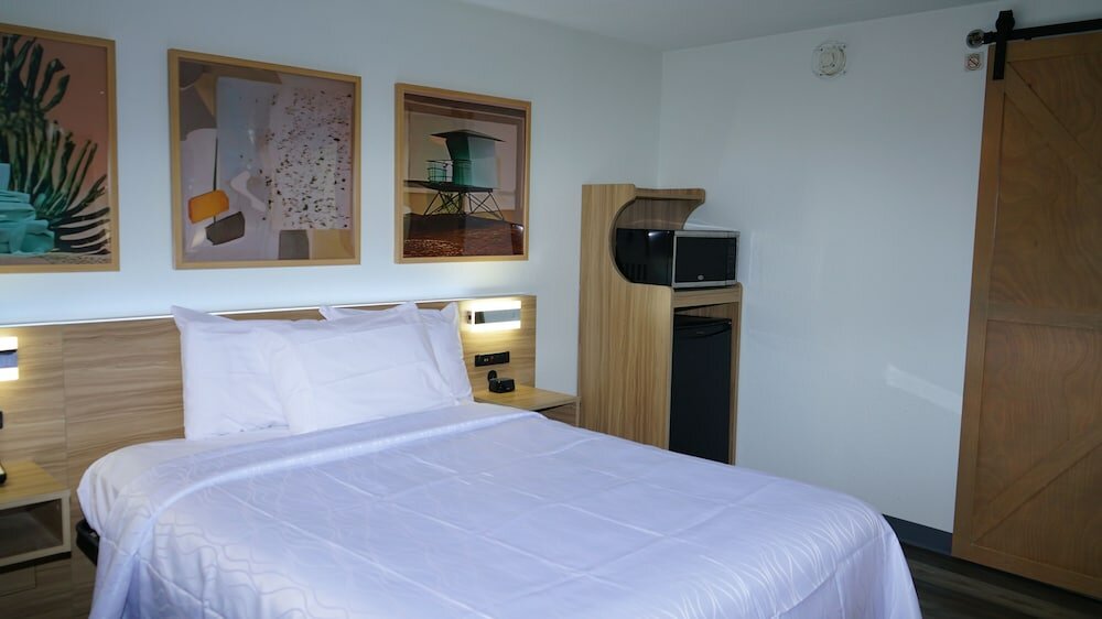 Фото Airport Waterfront Inn