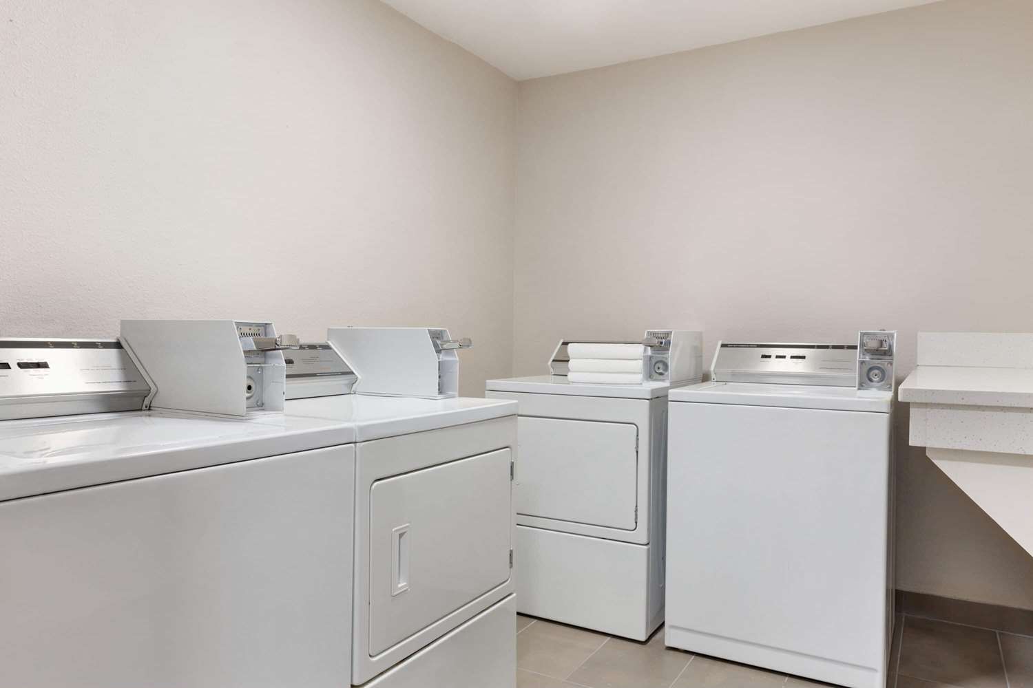 Фото Super 8 by Wyndham San Antonio Airport North