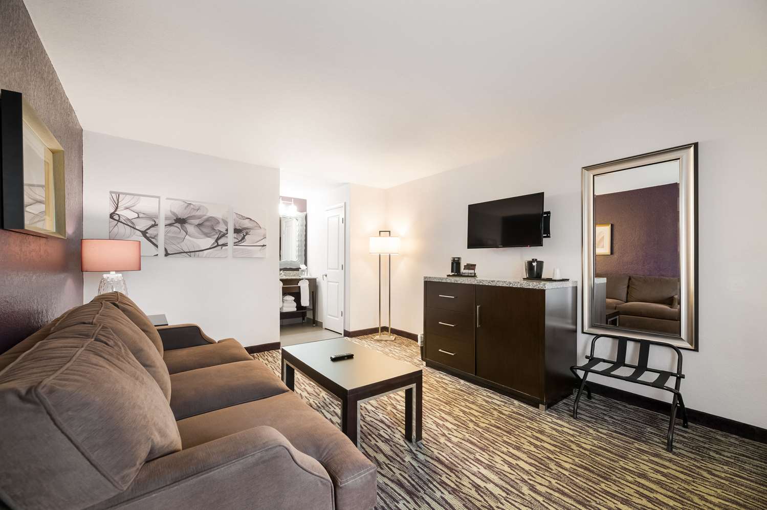 Фото Clarion Inn & Suites Across From Universal Orlando Resort