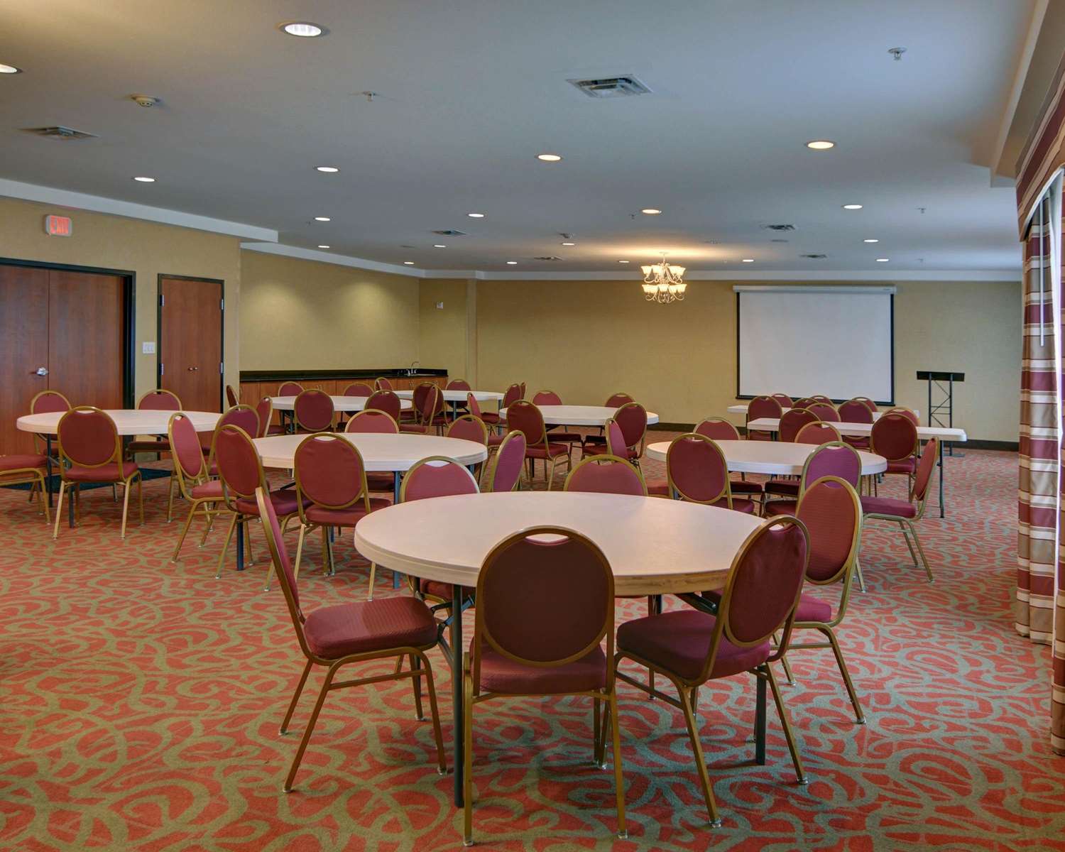 Фото Quality Suites Near Cedar Creek Lake