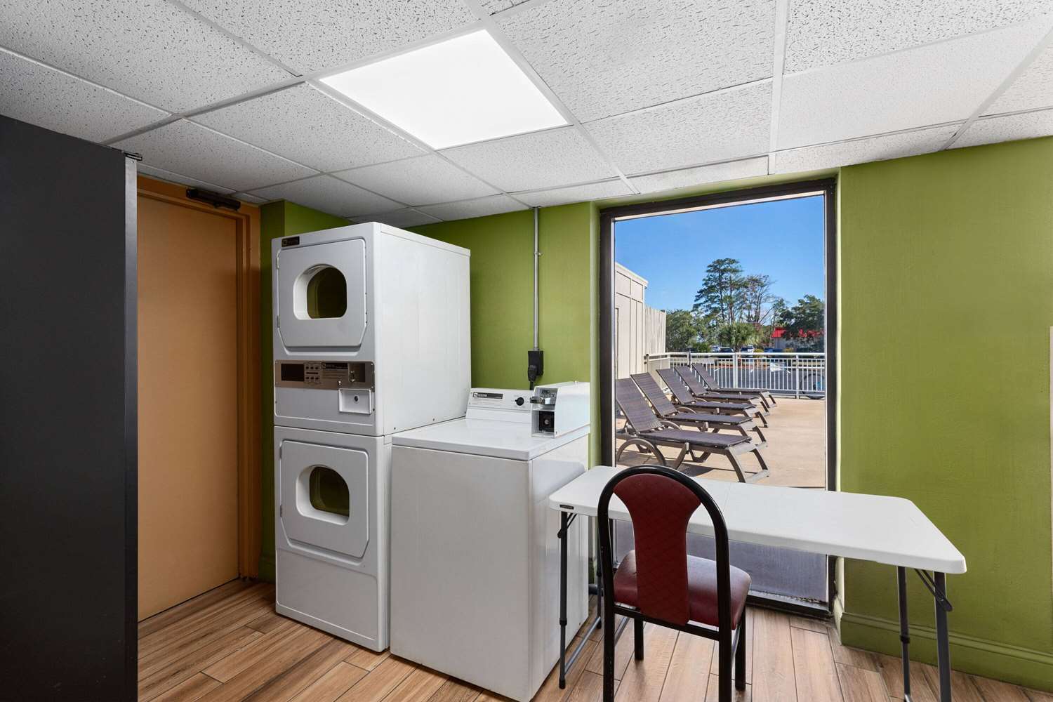 Фото Super 8 by Wyndham Myrtle Beach/Market Common Area