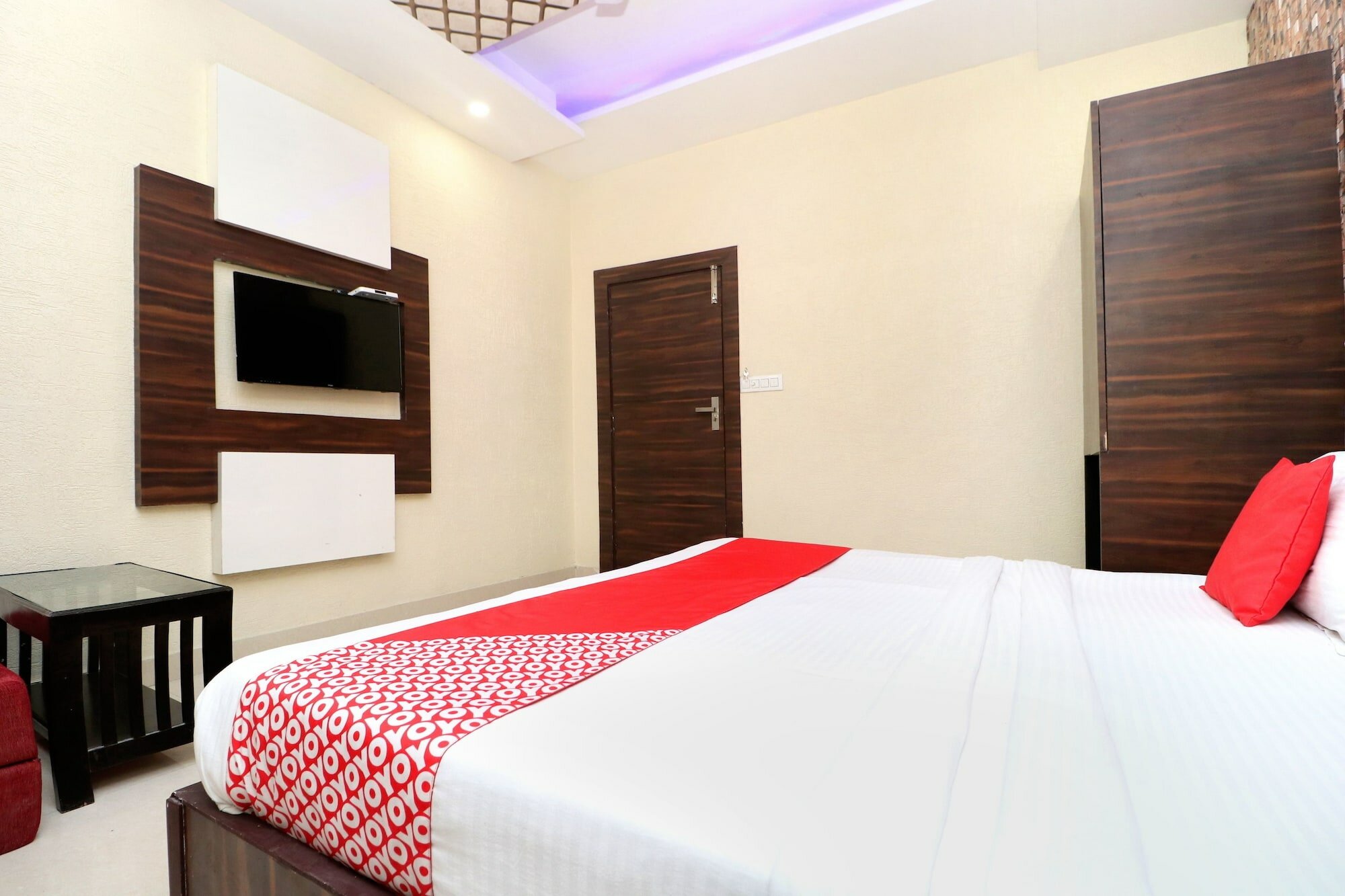Фото Azaad Lifestyle Hotel by Oyo Rooms