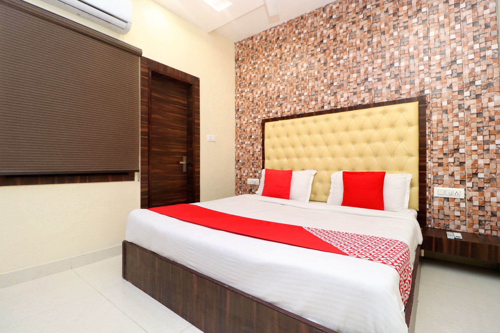 Фото Azaad Lifestyle Hotel by Oyo Rooms