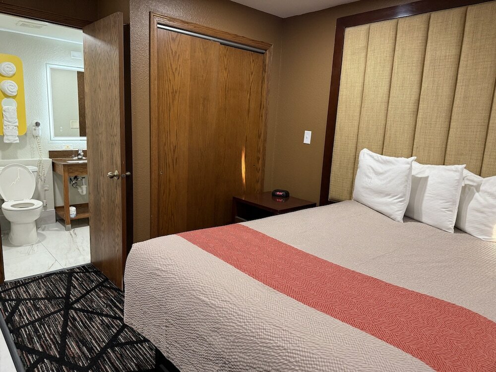 Фото Town House Extended Stay Hotel Downtown