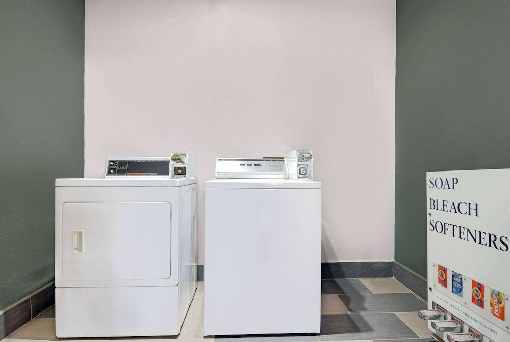 Фото Super 8 by Wyndham Kansas City