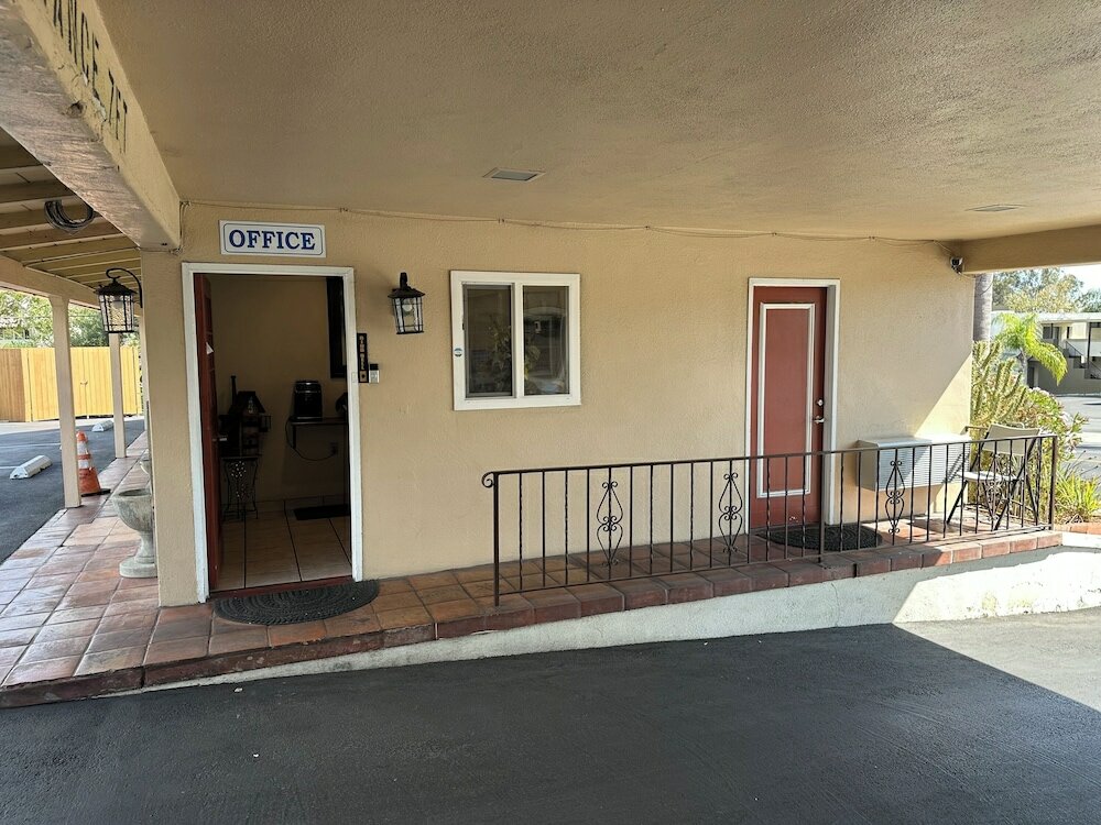 Фото Town and Country Inn
