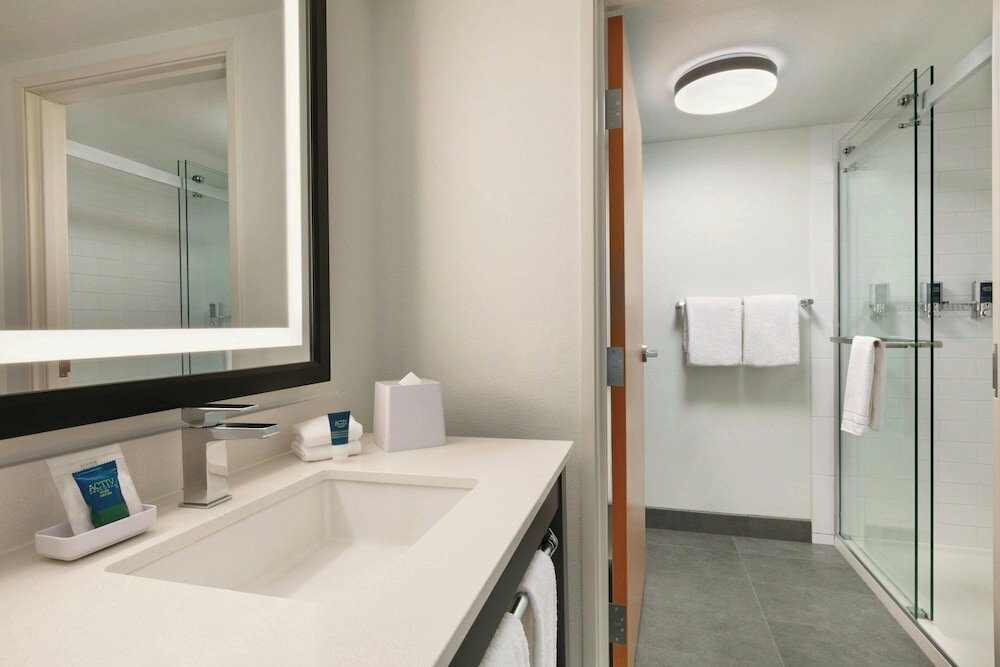 Фото Four Points by Sheraton Raleigh Arena