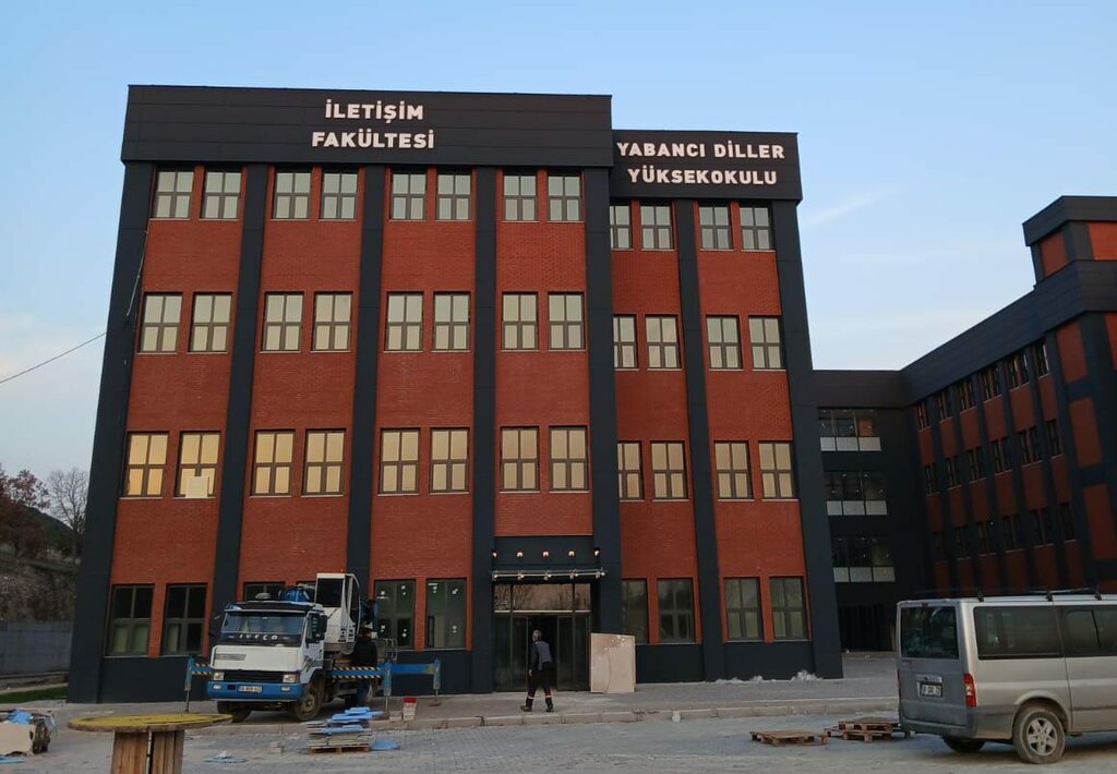 University Mcbu of Foreign, Manisa, photo