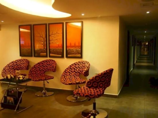 Фото Crossroads Hotel