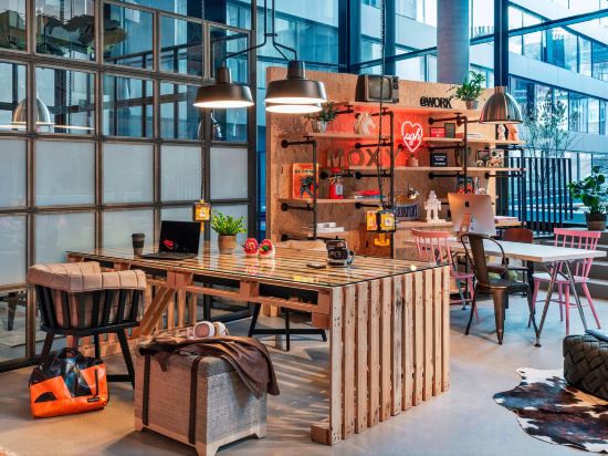 Фото Moxy Frankfurt City Center