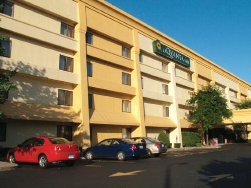 Внешний вид отеля La Quinta Inn & Suites by Wyndham Hartford - Bradley Airport в Уиндзор-Локсе, фото 4