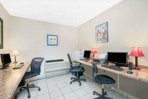 Гостиница Days Inn & Suites by Wyndham Fargo 19th Ave/Airport Dome