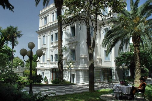 Гостиница Hotel Flora в Гроттаферрате