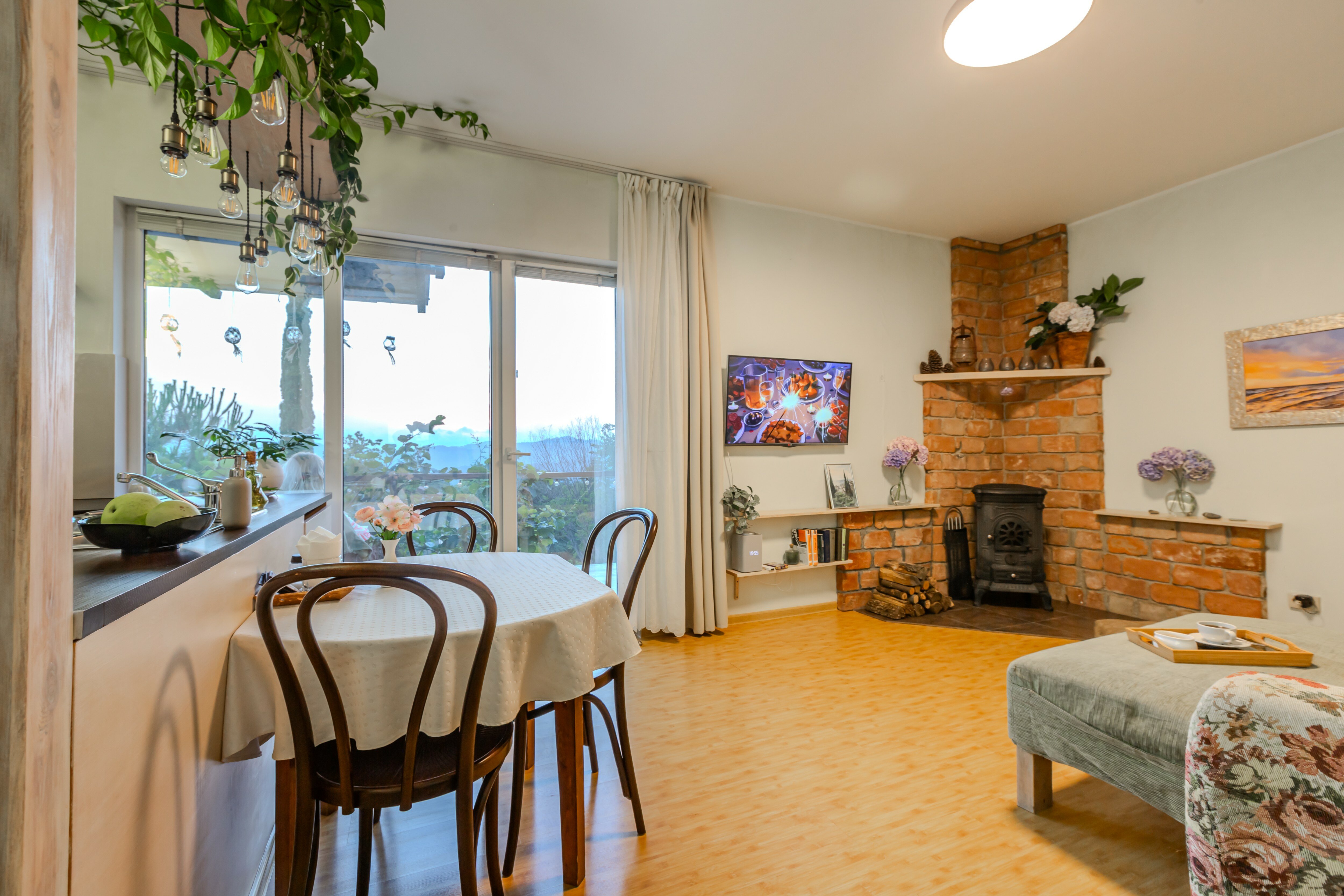 Фото Дом с Кипарисами в горах с видом на море