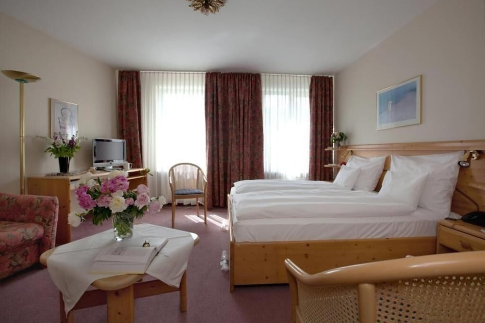 Фото Hotel Rotkreuzplatz
