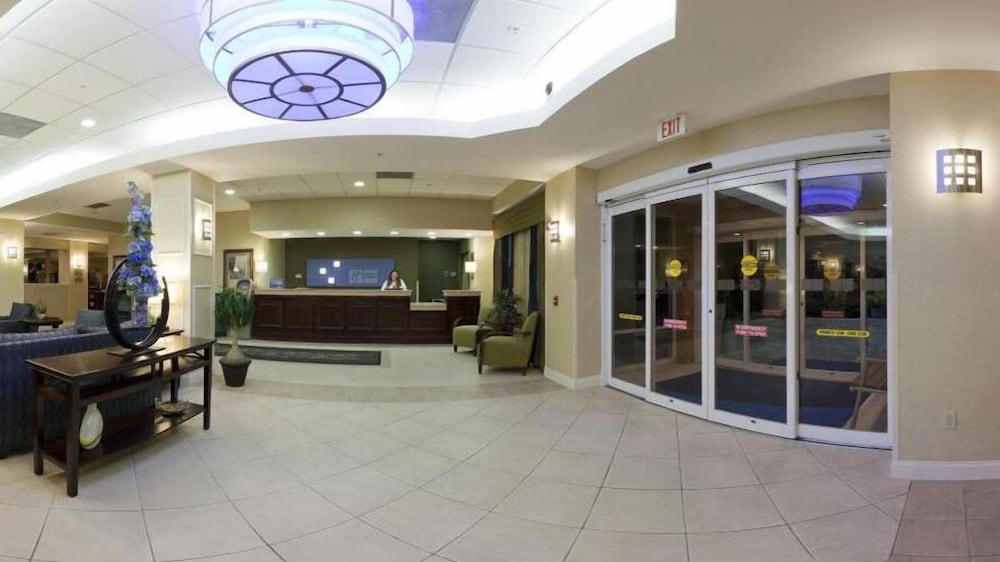 Фото Holiday Inn Express Hotel & Suites Clearwater/Us 19 N, an Ihg Hotel