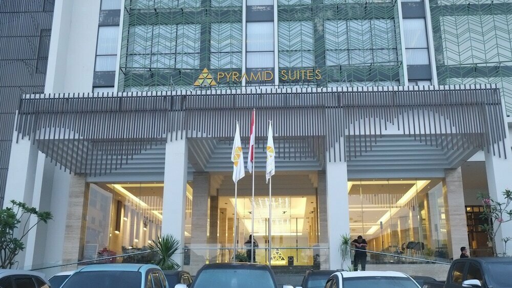 Hotel Pyramid Suites, Banjarmasin, photo
