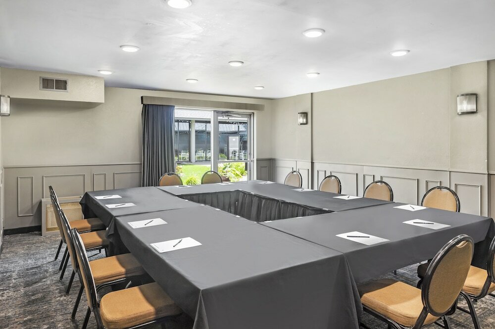 Фото DoubleTree by Hilton Roseville Minneapolis