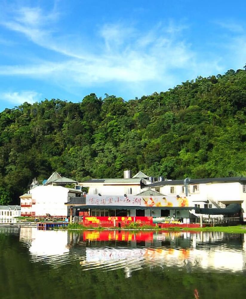 Фото Lakeside Resort Hotel