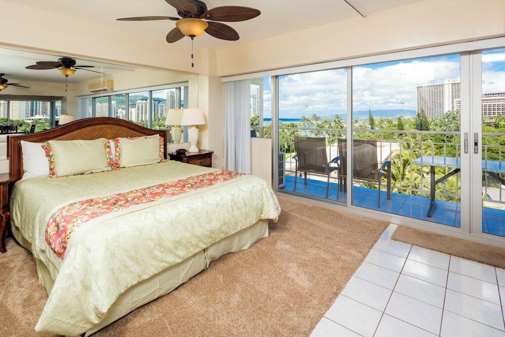 Фото Castle Waikiki Shore