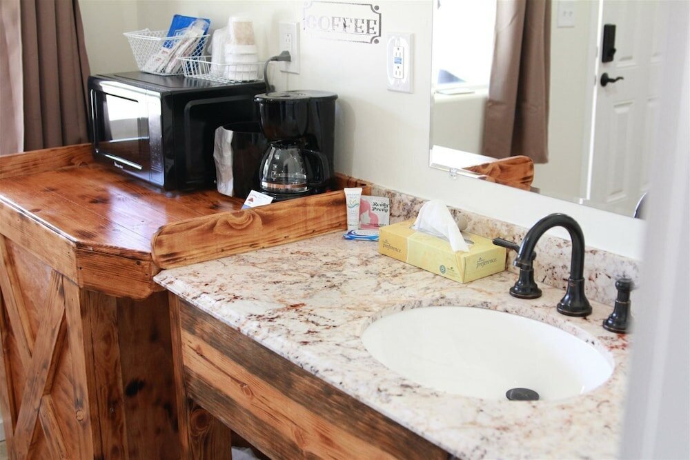 Фото Hurricane Hideaway Lodging