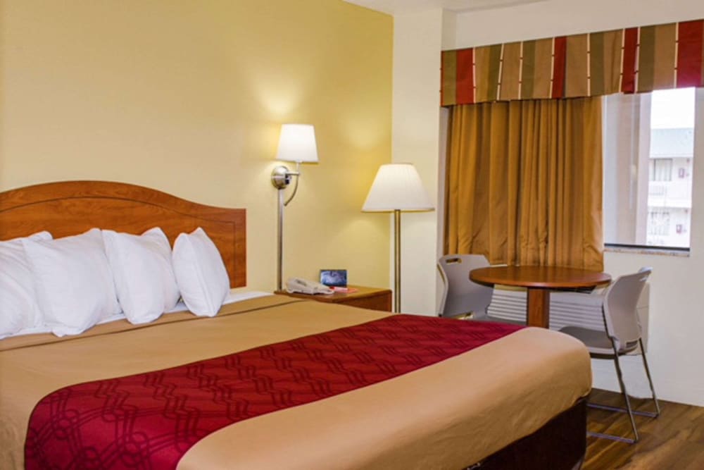 Фото Econo Lodge East