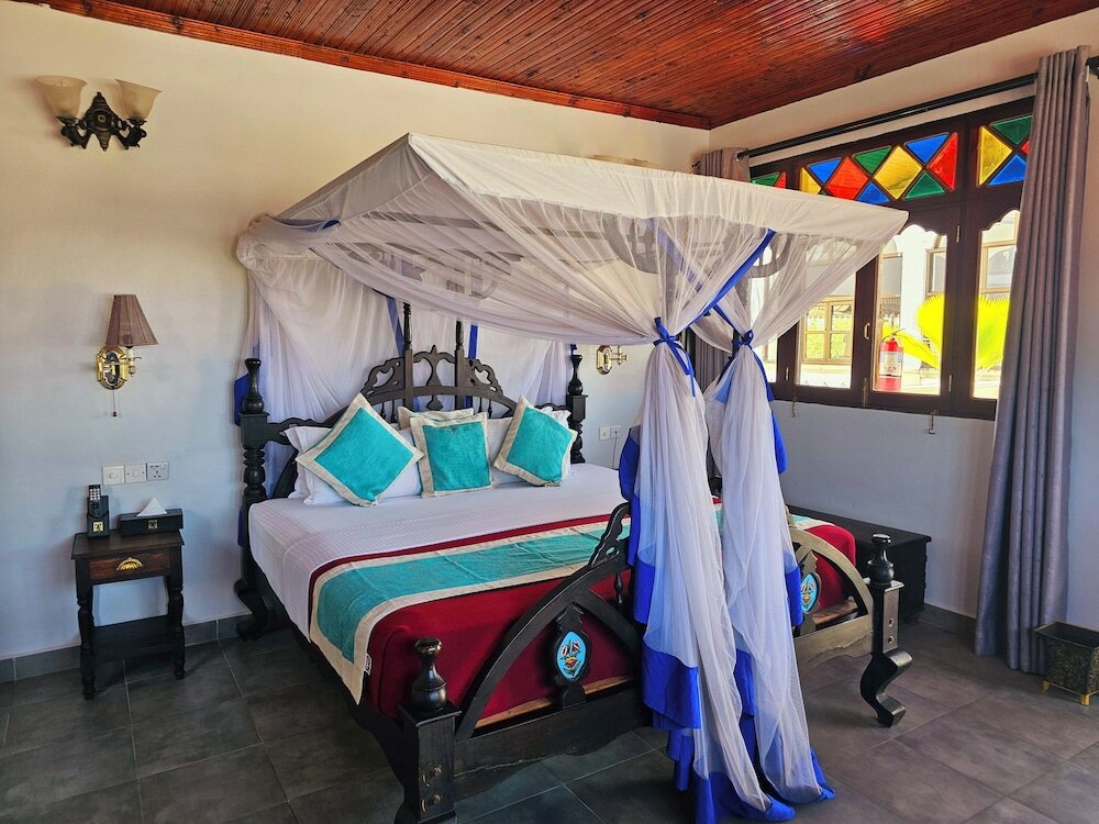 Фото Dhow Palace Hotel