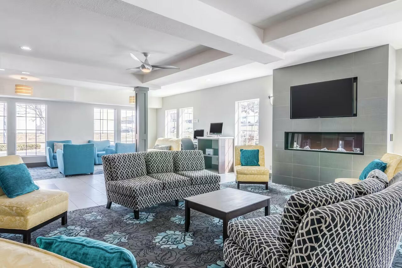 Фото La Quinta Inn & Suites by Wyndham Kansas City Airport