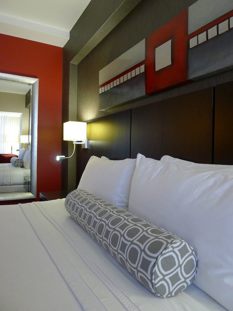 Фото Armon Plaza Montreal Airpt, Trademark Collection by Wyndham