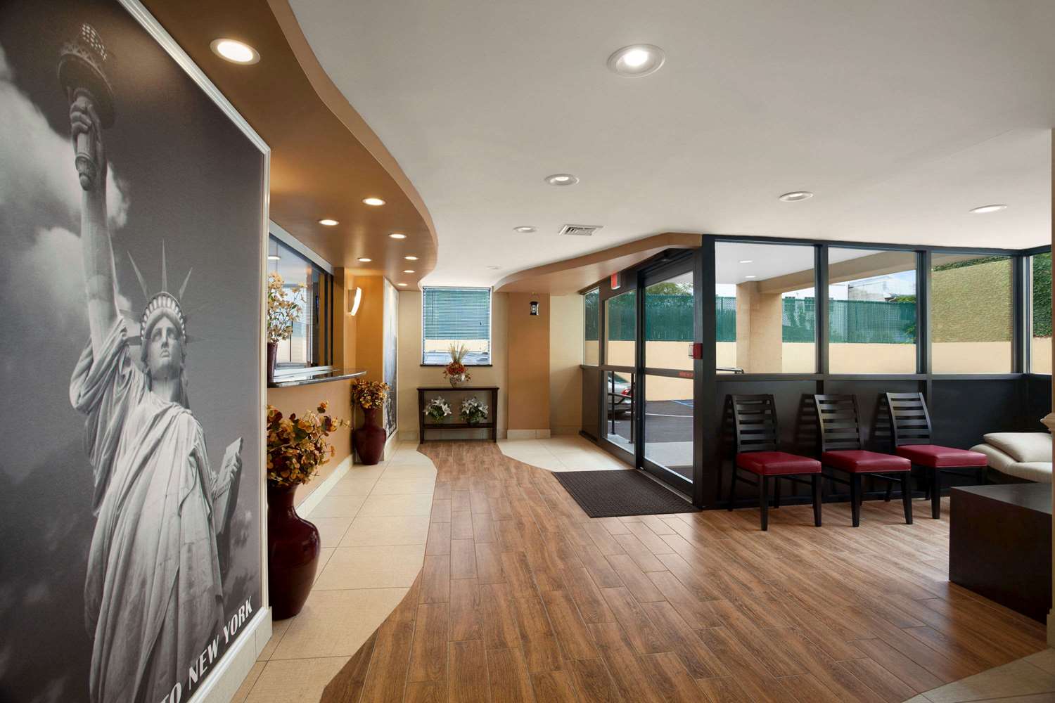 Фото Super 8 by Wyndham Bronx