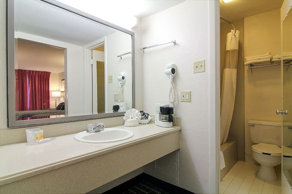 Фото Days Inn by Wyndham Market Center Dallas Love Field