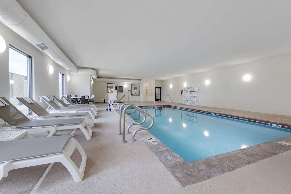 Фото Comfort Suites and Conference Center