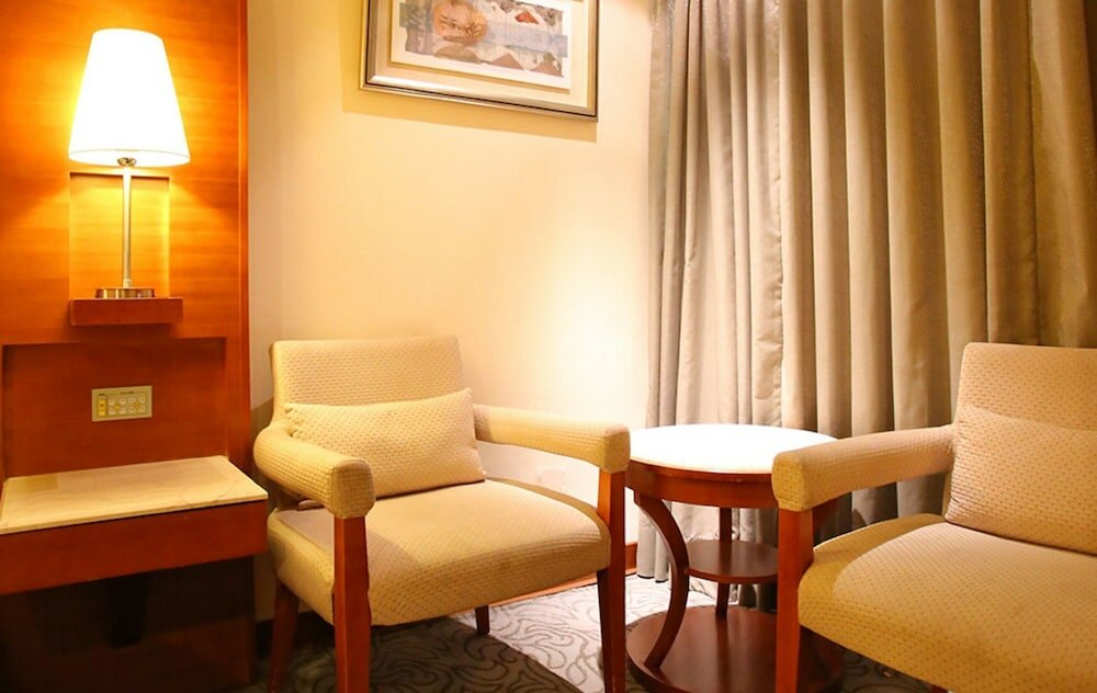 Фото Elegance Hotel Taipei