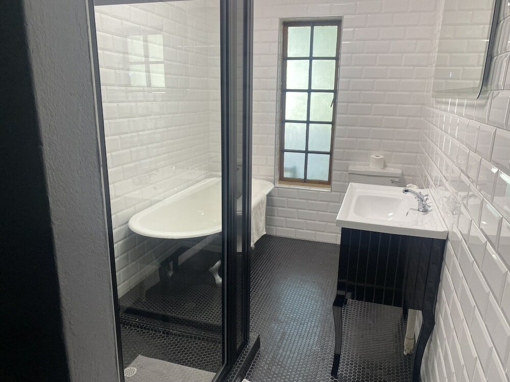 Фото The Halfway House Hotel